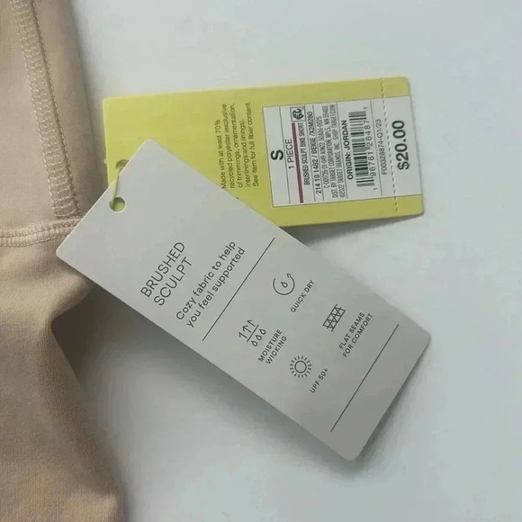 All in motion brushed sculpt 5 inch bike shorts. NWT Ultra High Rise Size Small - Picture 2 of 5